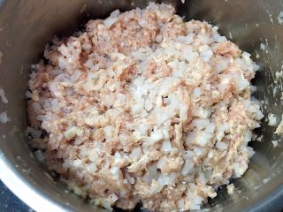 9、灌汤小笼包,搅拌均匀