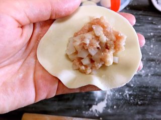 11、灌汤小笼包,擀成薄片，包入20克肉馅