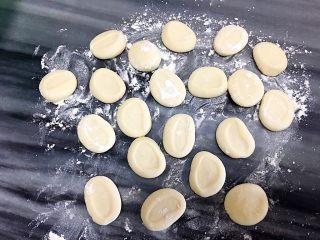 10、灌汤小笼包,取面团，分成每份10克，按扁