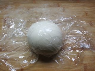 3、教你做一碗销魂的油泼面,用保鲜膜盖好，每隔10分钟左右把面团多揉揉共2次。