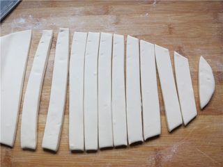 7、教你做一碗销魂的油泼面,把醒好面片切成宽条