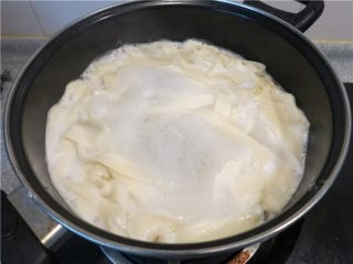 11、教你做一碗销魂的油泼面,锅中的水一直保持沸腾状态