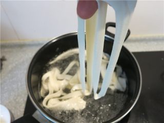 10、教你做一碗销魂的油泼面,迅速的丢进已经煮沸腾的锅中