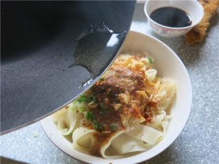 15、教你做一碗销魂的油泼面,后立即泼在上面