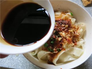 16、教你做一碗销魂的油泼面,加入适量味级鲜酱油和陈醋