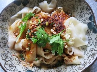 17、教你做一碗销魂的油泼面,根据需要加入少许的盐调整咸淡调匀