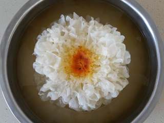 4、红枣枸杞银耳汤,期间可以翻面,继续浸泡。