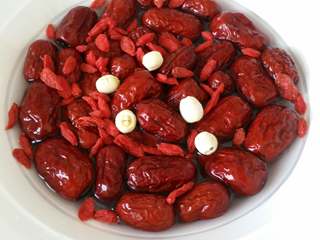 5、红枣枸杞银耳汤,枸杞、红枣和莲子也一并泡好。