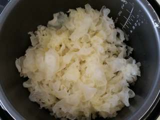 7、红枣枸杞银耳汤,将银耳放入高压锅内。