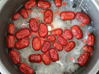 9、红枣枸杞银耳汤,加水,水量一定要足,这样熬出了的汤才好喝。