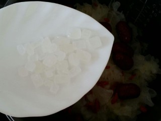 10、红枣枸杞银耳汤,加入冰糖,可根据个人口味,喜欢甜的可以多加。