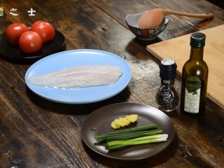 1、能吃下一盆米饭的------茄汁龙利鱼,首先准备材料