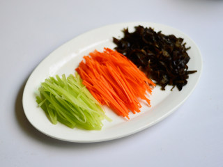 5、鱼香肉丝,胡萝卜、木耳、莴笋切丝