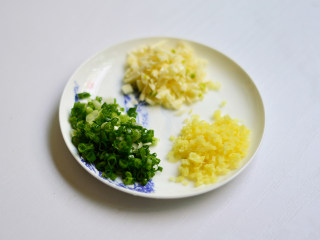 6、鱼香肉丝,葱姜蒜切碎沫