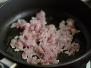 10、鱼香肉丝,放入猪肉炒制