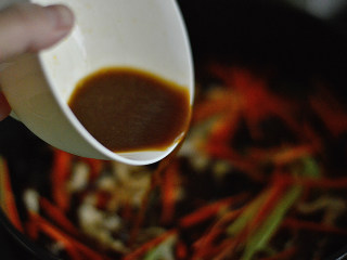 15、鱼香肉丝,倒入酱汁