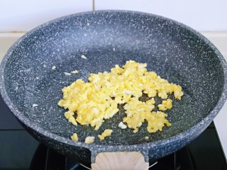 8、小熊便当套餐,另一个鸡蛋磕碗里打散，起油锅，倒入蛋液，煎熟铲碎。