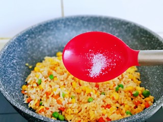 13、小熊便当套餐,按个人口味加入食用盐，翻炒2分钟。