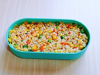 15、小熊便当套餐,盛入便当盒中。