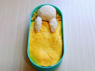 16、小熊便当套餐,用白米饭做一个小熊的头和手手，再把被子盖在炒饭上，如图。