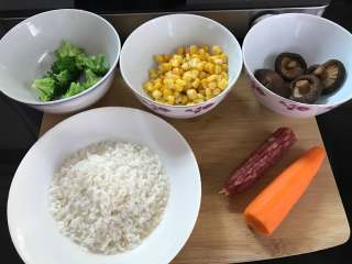1、香菇玉米粥,准备好食材。