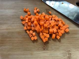 2、香菇玉米粥,胡萝卜切小粒。