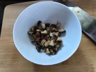 3、香菇玉米粥,香茹泡发好后切成小粒。