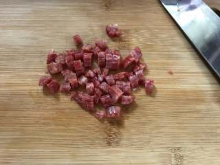 4、香菇玉米粥,香肠也切成小粒。