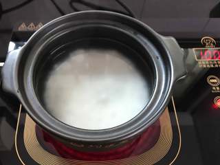 5、香菇玉米粥,淘洗干净的米放入砂锅中，加入适量的水。
