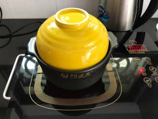 6、香菇玉米粥,盖上锅盖大火煮开。