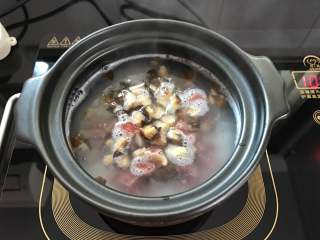 7、香菇玉米粥,煮开十分钟后加入香茹香肠粒。