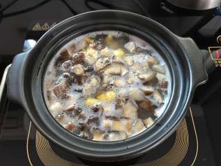 8、香菇玉米粥,再次煮十分钟后加入玉米粒。