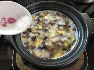 9、香菇玉米粥,放入适量的盐调味。