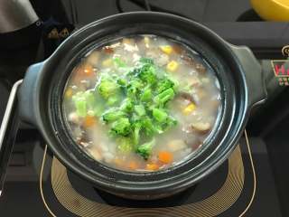 11、香菇玉米粥,最后放入西兰花。即可熄火焖十分钟。