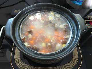10、香菇玉米粥,继续煮十分钟后加入胡萝卜粒。