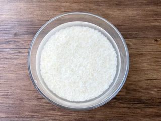 2、紫薯糯米丸子,首先把糯米清洗干净，放入碗里，倒入清水，浸泡2个小时，浸泡好沥干水待用。