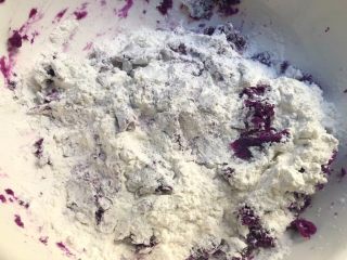 7、紫薯糯米丸子,晾凉以后，加入糯米粉和少许白糖。