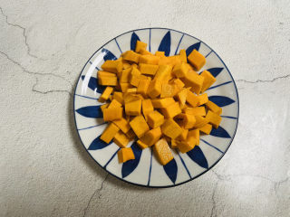 3、玉米南瓜粥,南瓜去皮去瓤洗净切小块