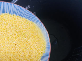 5、玉米南瓜粥,小米淘洗一下放入电压力锅内胆中