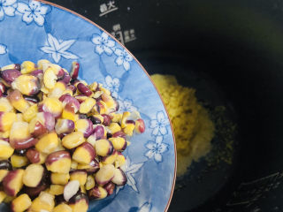 6、玉米南瓜粥,放入玉米粒