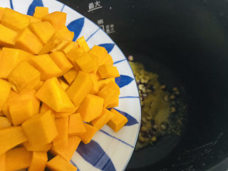 7、玉米南瓜粥,放入南瓜丁