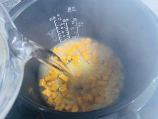 8、玉米南瓜粥,加入热水