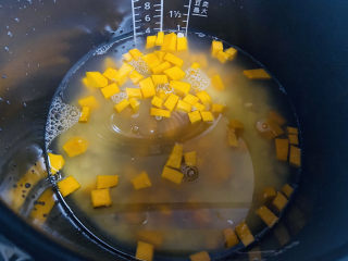 9、玉米南瓜粥,水量约800ml，盖上锅盖摁煮粥功能键，约40分钟