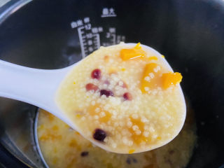 10、玉米南瓜粥,待时间到，泄压。打开锅盖搅拌一下