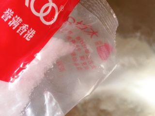 3、盐面包,加入白糖