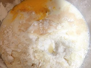 6、盐面包,加入牛奶