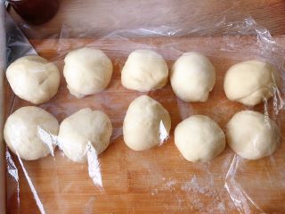 12、盐面包,分成10份，醒10分钟