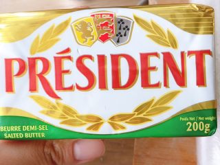 14、盐面包,准备有盐黄油