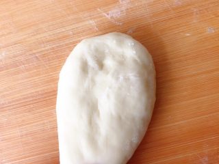 15、盐面包,拿一个面团左手拽住尖的那端，右手拿擀面杖往上擀，图片拍了，传上来看不着我手了????‍♀️