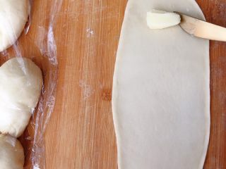 17、盐面包,在宽的那边切一小块黄油